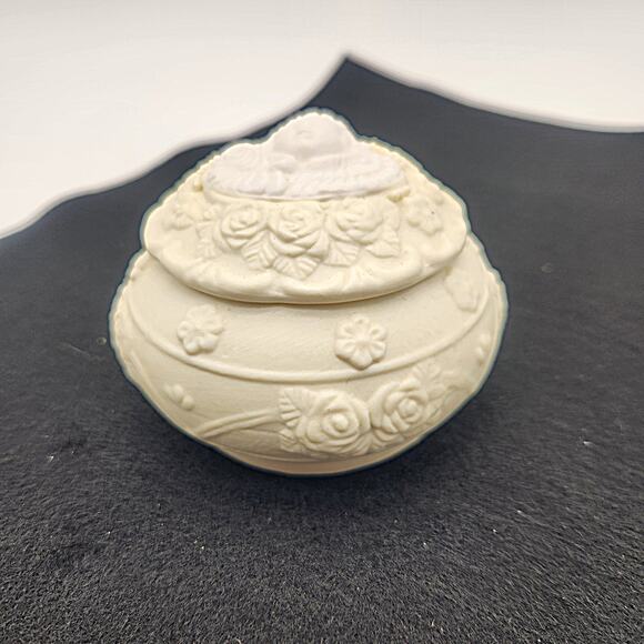 Bisque Cream-Colored Trinket Box White Cherub‎ With Roses Floral Design Pearls - Picture 1 of 14